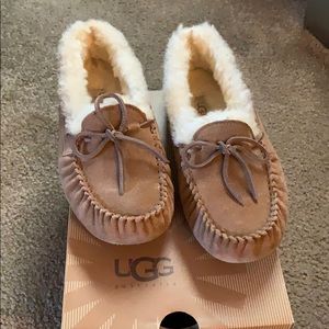 UGG • Dakota Moccasins